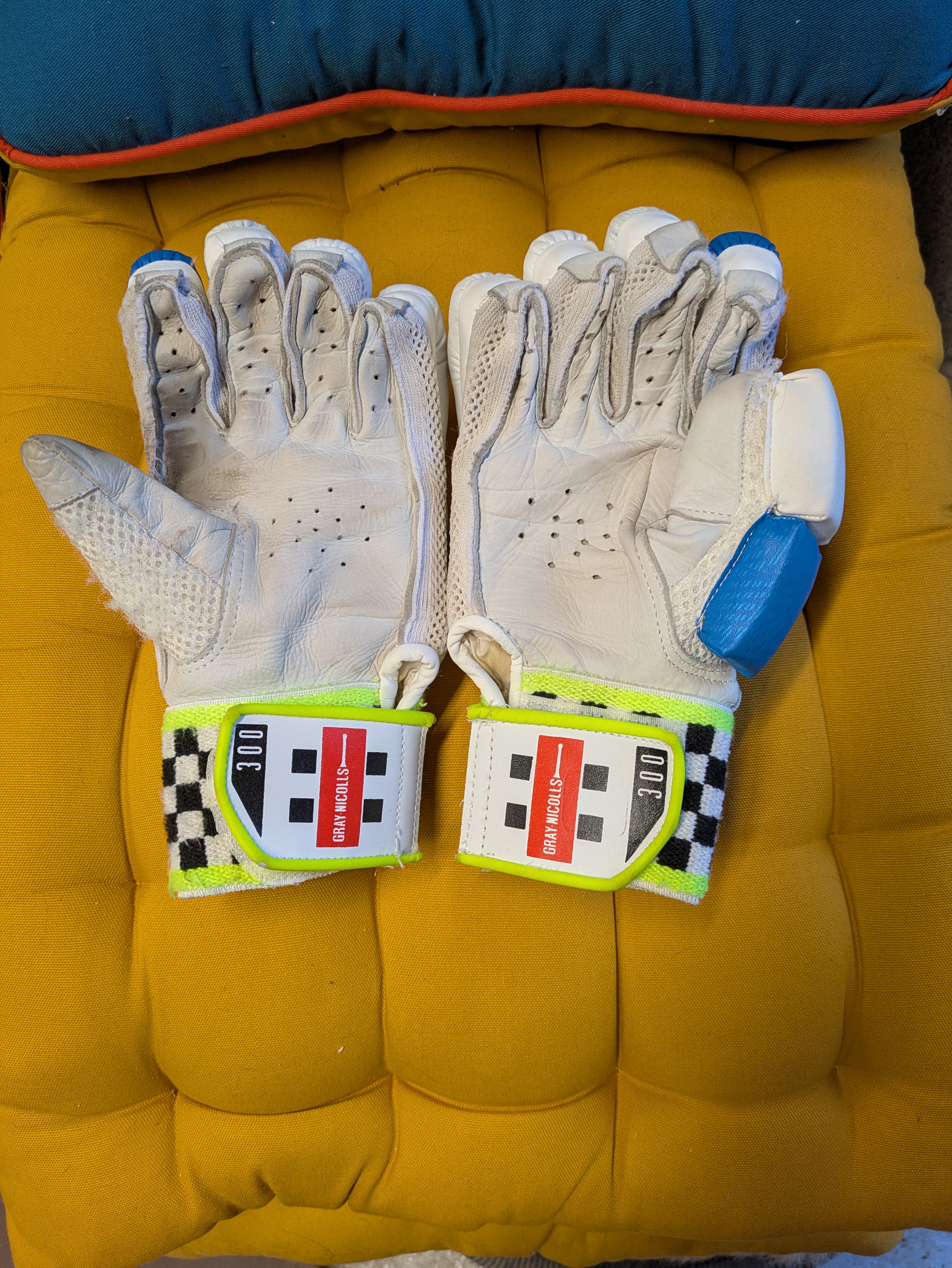 Gray Nicholls Tempesta 1.0 300 junior rh batting gloves 