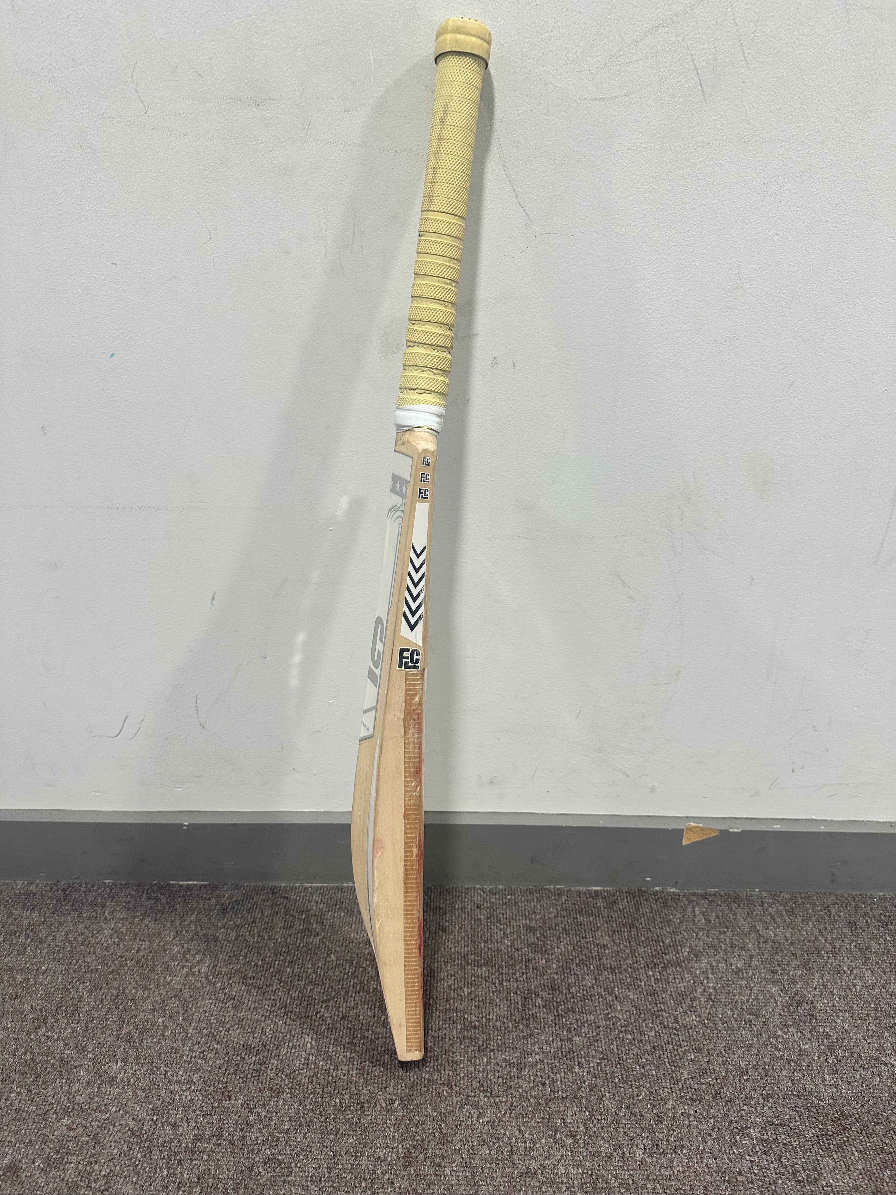 Premium quality English willow cricket bat